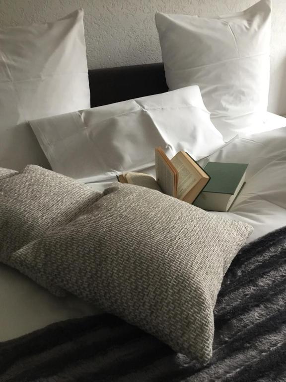 Postel nebo postele na pokoji v ubytování Hotel Zum Berggarten