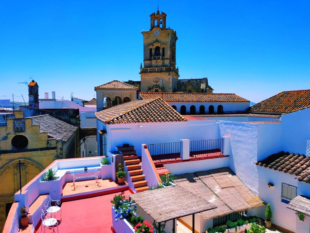 uma vista para um edifício com uma torre de relógio em Casa Campana em Arcos de la Frontera