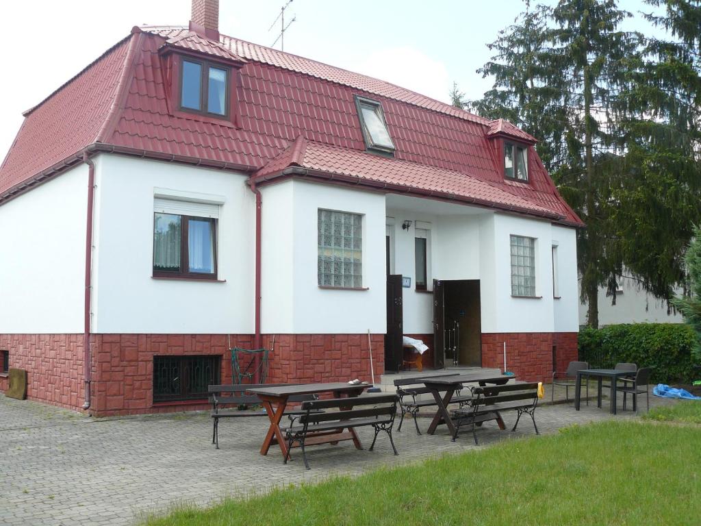 a building with picnic tables in front of it at Villa pod Topolami in Okuninka