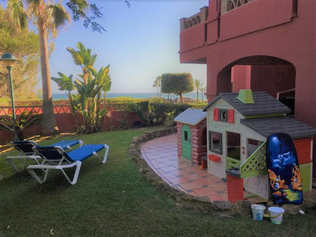 Vonkajšia záhrada v ubytovaní Marbella beachside apartment in 5 star gated