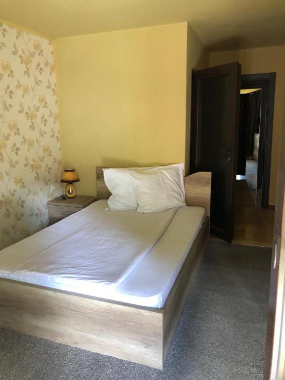 Postel nebo postele na pokoji v ubytování Pensiunea Mirela Peștera Urșilor
