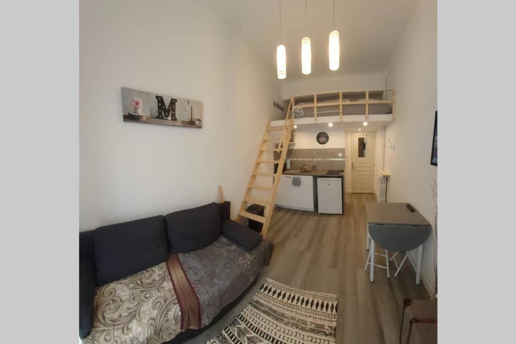 - un salon avec un canapé et une mezzanine dans l'établissement Bienvenue sur la Cote d'Azur, à Nice