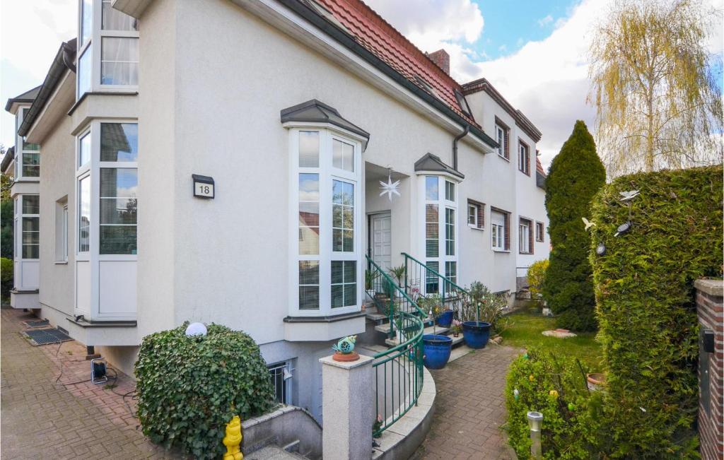 an exterior view of a white house at 2 Bedroom Lovely Home In Berlin in Berlin