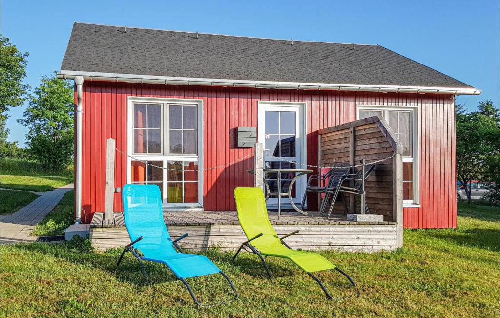 two chairs and a table in front of a house at Lovely Home In Olbernhau With Wifi in Pfaffroda