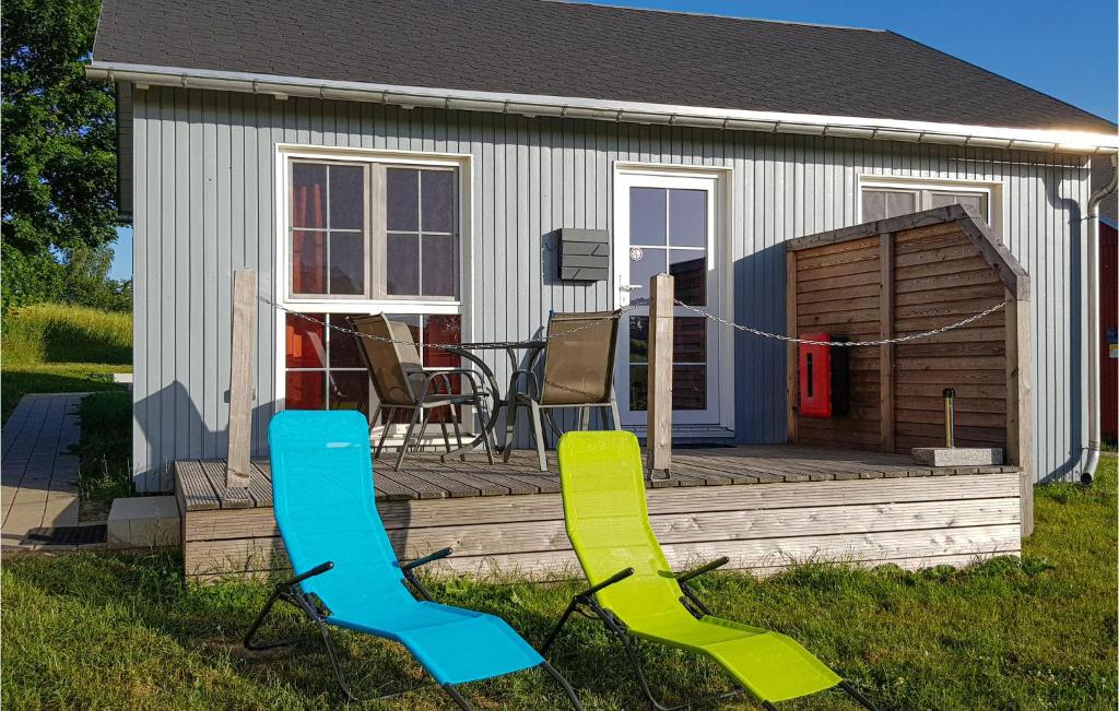 - deux chaises sur une terrasse avec une maison dans l'établissement Beautiful Home In Olbernhau With Wifi, à Pfaffroda