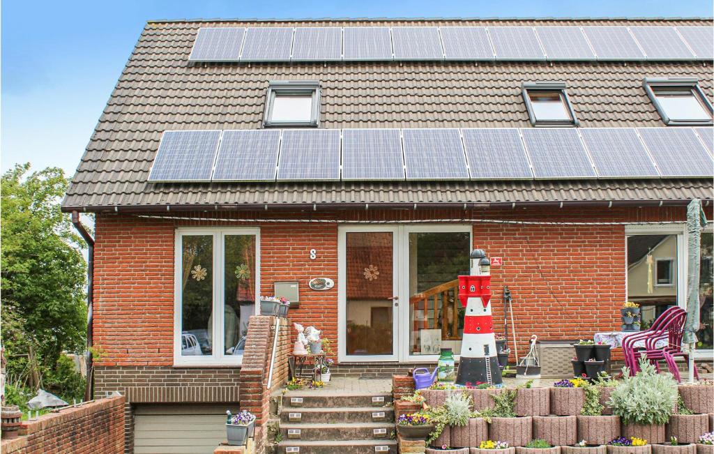 een huis met zonnepanelen op het dak bij Amazing Apartment In Wurster Nordseekste With Wifi in Cappel