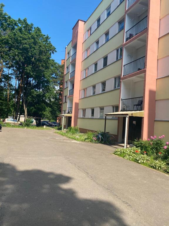 un aparcamiento vacío frente a un edificio en Apartment on Karja, en Narva-Jõesuu