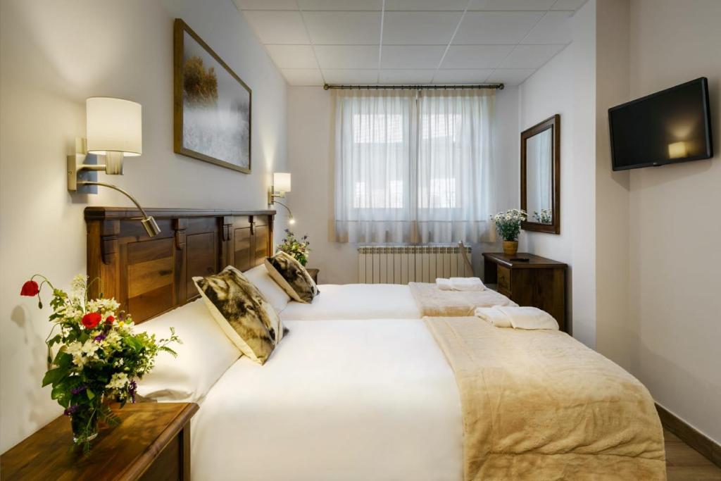 Postel nebo postele na pokoji v ubytování Hostal Bosque de Gamueta