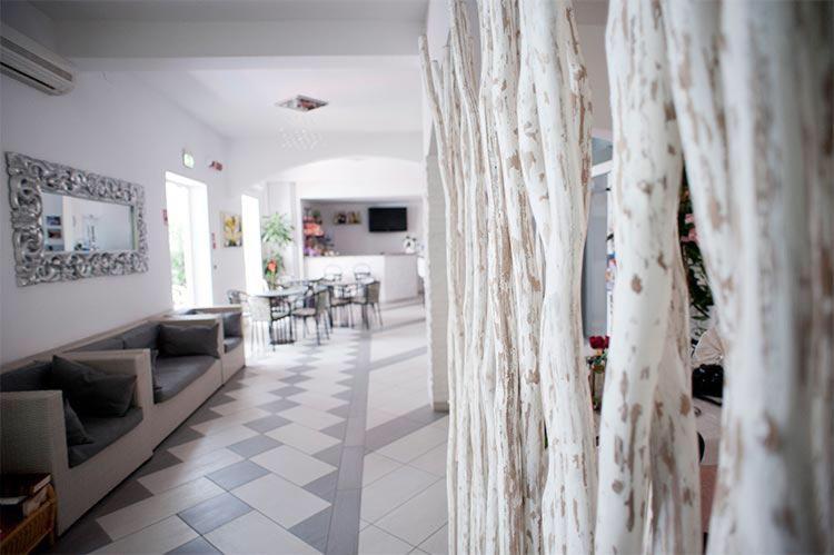 a living room with a tree in the middle of it at HOTEL GIAMAICA in Cattolica