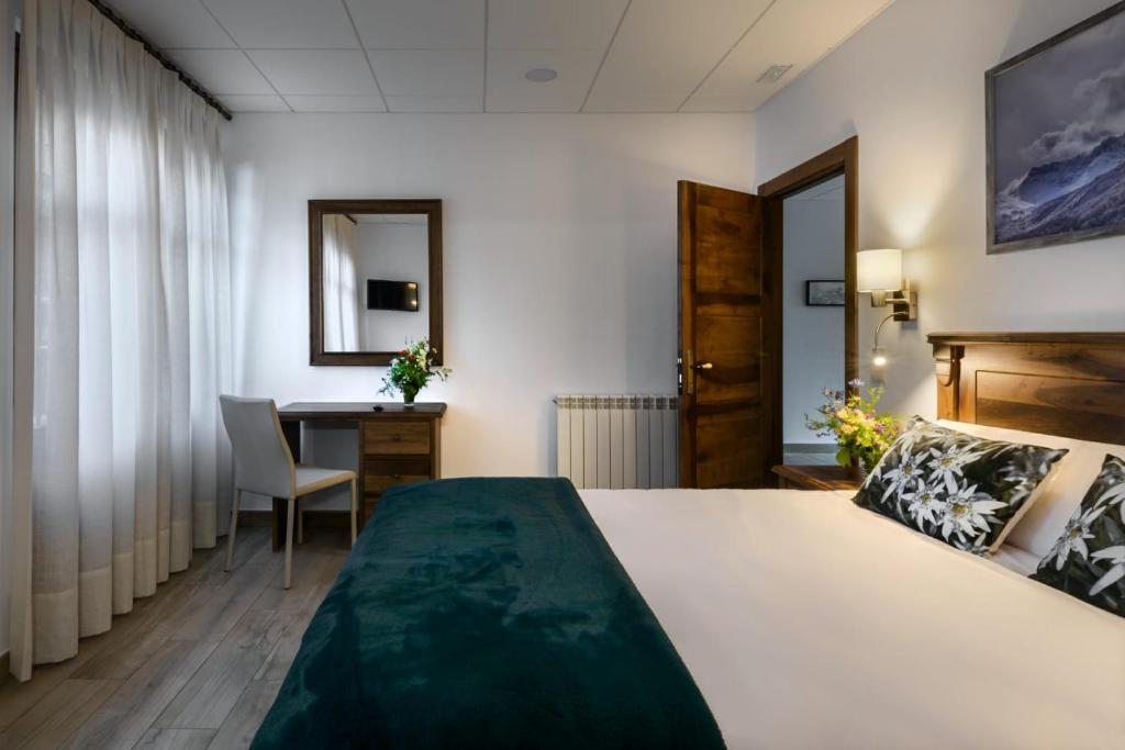 Postel nebo postele na pokoji v ubytování Hostal Bosque de Gamueta