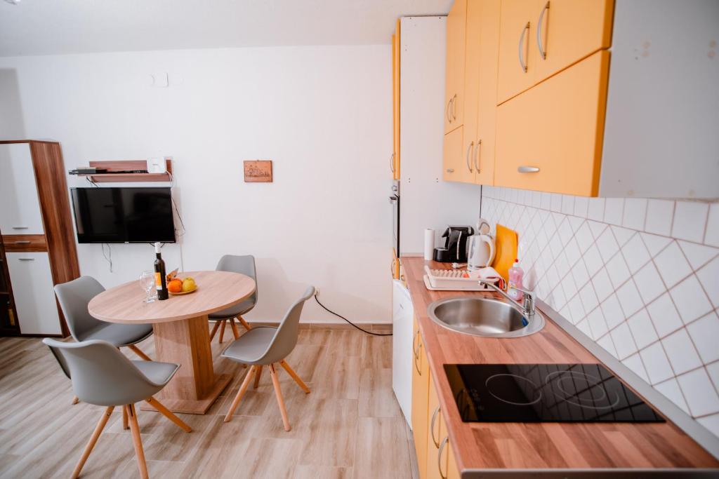 Kuchyň nebo kuchyňský kout v ubytování Apartmens Leona