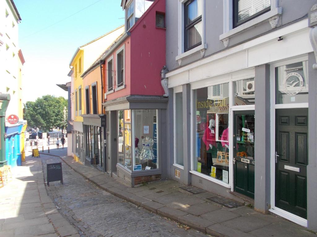 una fila de tiendas en una calle de la ciudad en Folkestone harbour view, en Folkestone