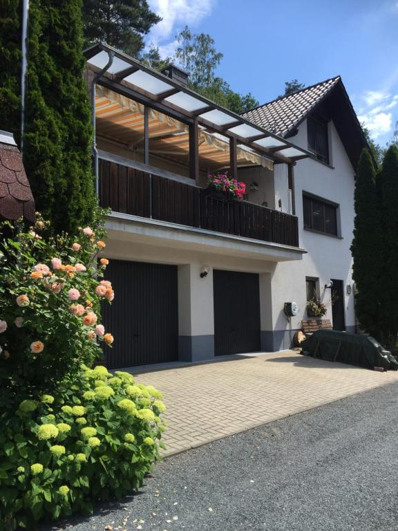 ein Haus mit einem Balkon mit Blumen darauf in der Unterkunft Ferienwohnung Luna in Pirna