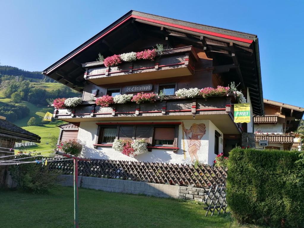 un edificio con cajas de flores en su lado en St. Christoph, en Gerlos