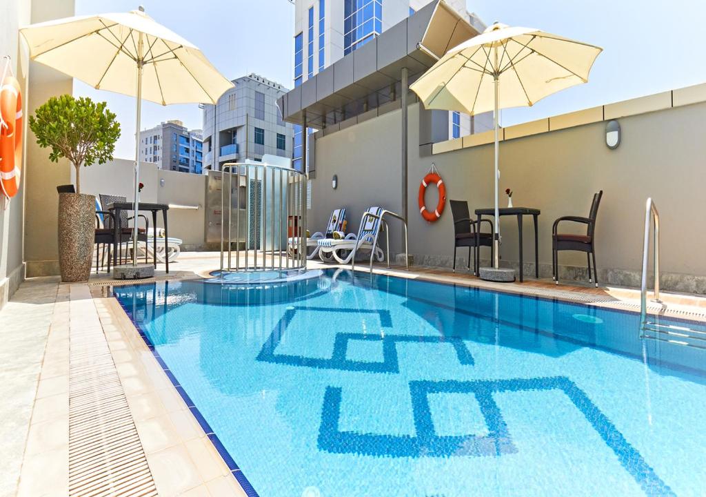 Bazén v ubytování Rose Plaza Hotel Al Barsha nebo v jeho okolí