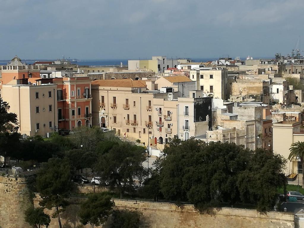 Nespecifikovaný výhled na destinaci Taranto nebo výhled na město při pohledu z hotelu
