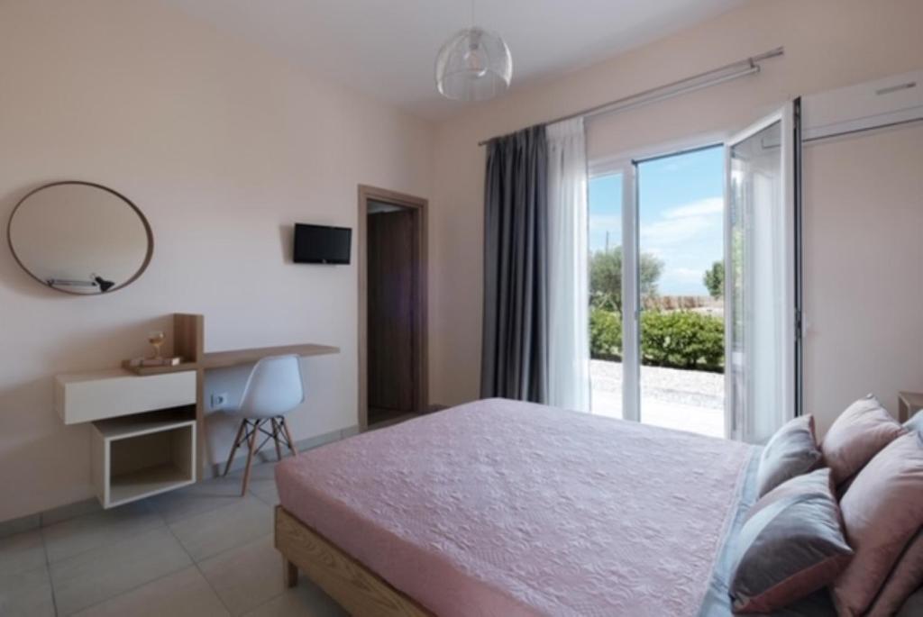 Postel nebo postele na pokoji v ubytování Megali Beach Nikos