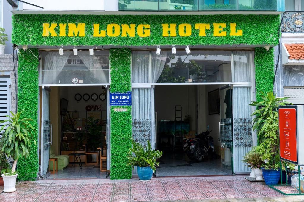 un hotel largo con hiedra verde en la fachada en Aqua Kim Long Hotel, en Ho Chi Minh