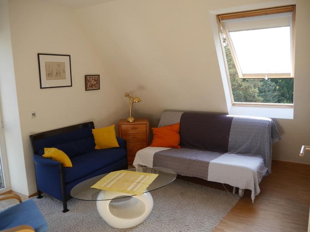 ein Wohnzimmer mit einem Sofa und einem Tisch in der Unterkunft FeWo BlumenPott in Dortmund