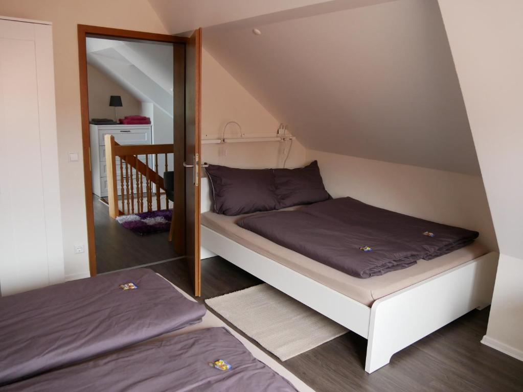 カッペル・グラーフェンハウゼンにあるOdas Feriendomizilのベッドルーム1室(二段ベッド1組、階段付)