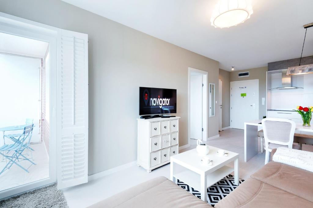 Televízia a/alebo spoločenská miestnosť v ubytovaní Apartamenty NAVIGATOR-PORT VIEW