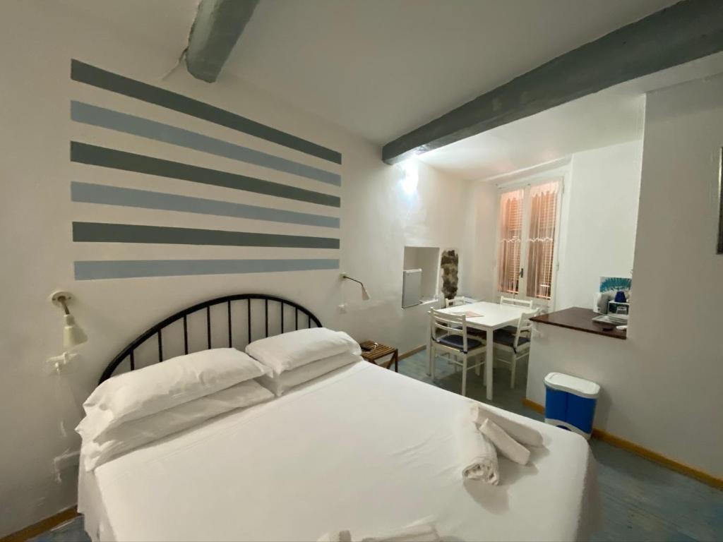 Postel nebo postele na pokoji v ubytování CARUGIO ROOMS Vernazza