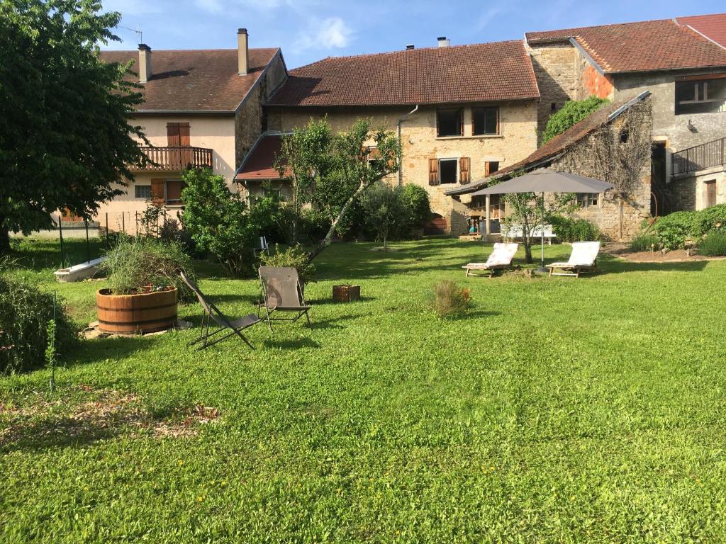 une cour avec une chaise et une balançoire dans l'établissement les chambres de Marthe, à Mesnay