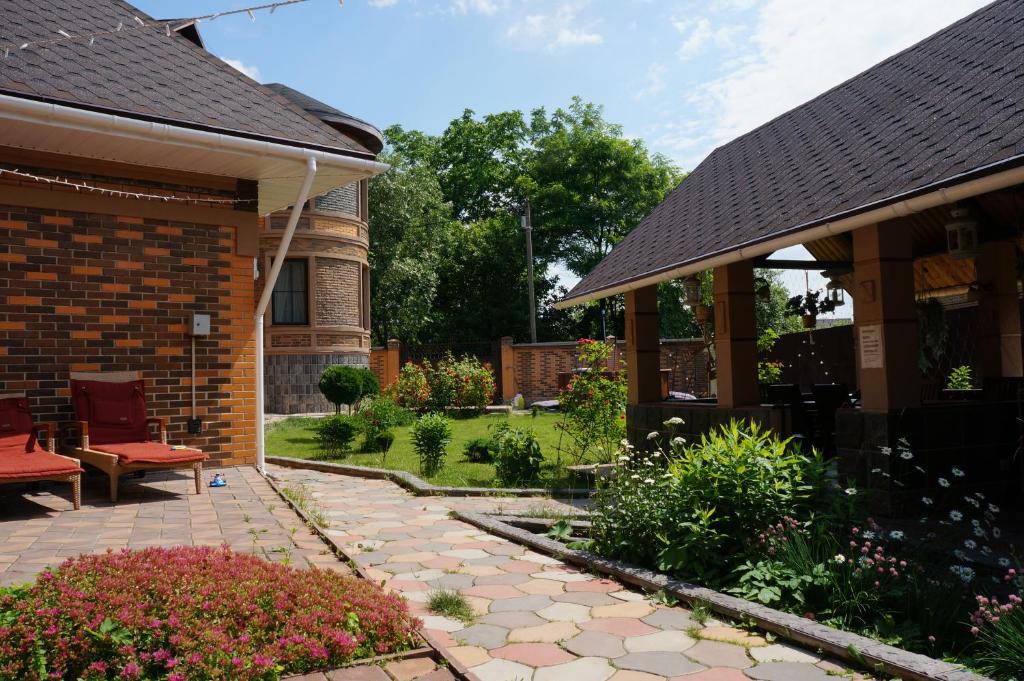 クラスノゴルスクにあるHouse in Krasnogorsk CROCUS EXPOのパティオ付きのレンガ造りの家がある裏庭