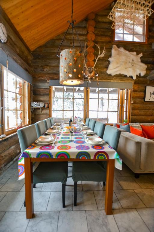 Posezení v ubytování Ylläshilla Cottage