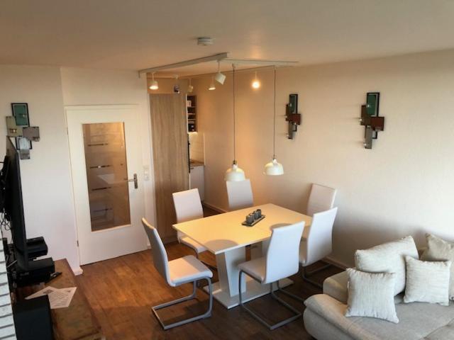 - une salle à manger avec une table, des chaises et un canapé dans l'établissement App 365 Panoramic Hohegeiß mit WLan, à Braunlage