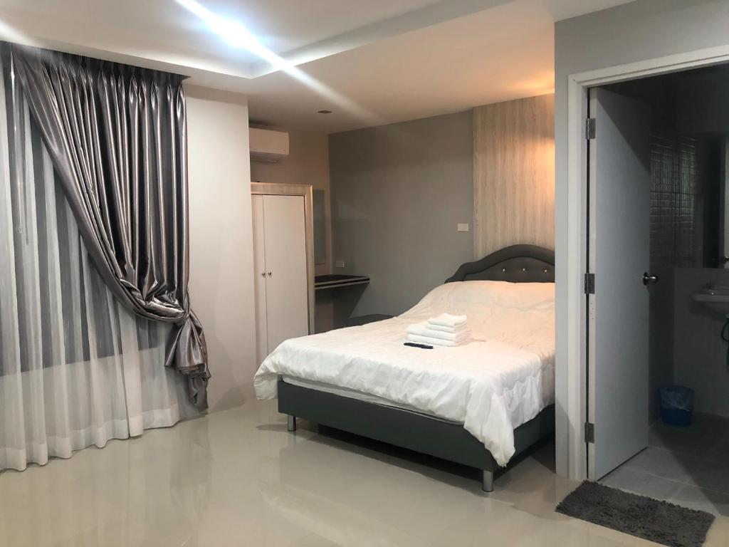 Giường trong phòng chung tại 51 Suanplu Residence