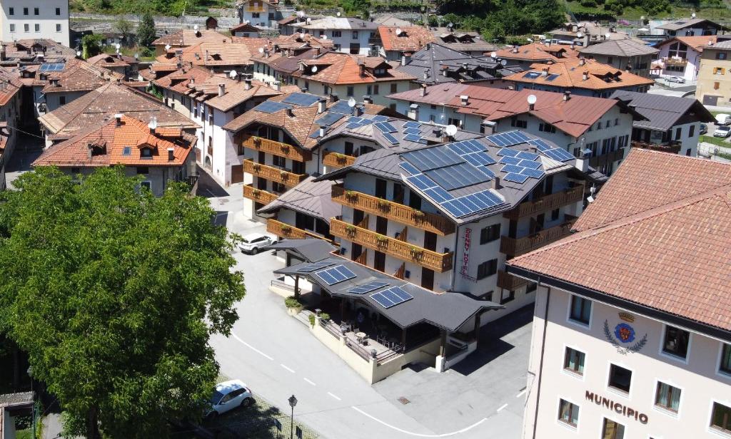 uma vista superior de uma cidade com edifícios com painéis solares nos seus telhados em Hotel Denny em Pinzolo