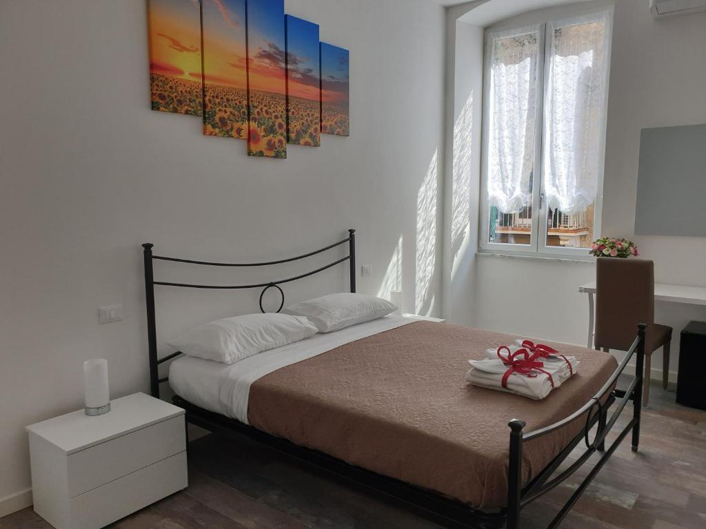 een slaapkamer met een bed en een schilderij aan de muur bij Beautiful Dream in La Spezia