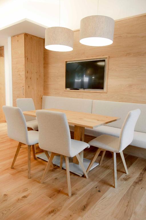 Televízia a/alebo spoločenská miestnosť v ubytovaní Aparthotel Steger Wagrain