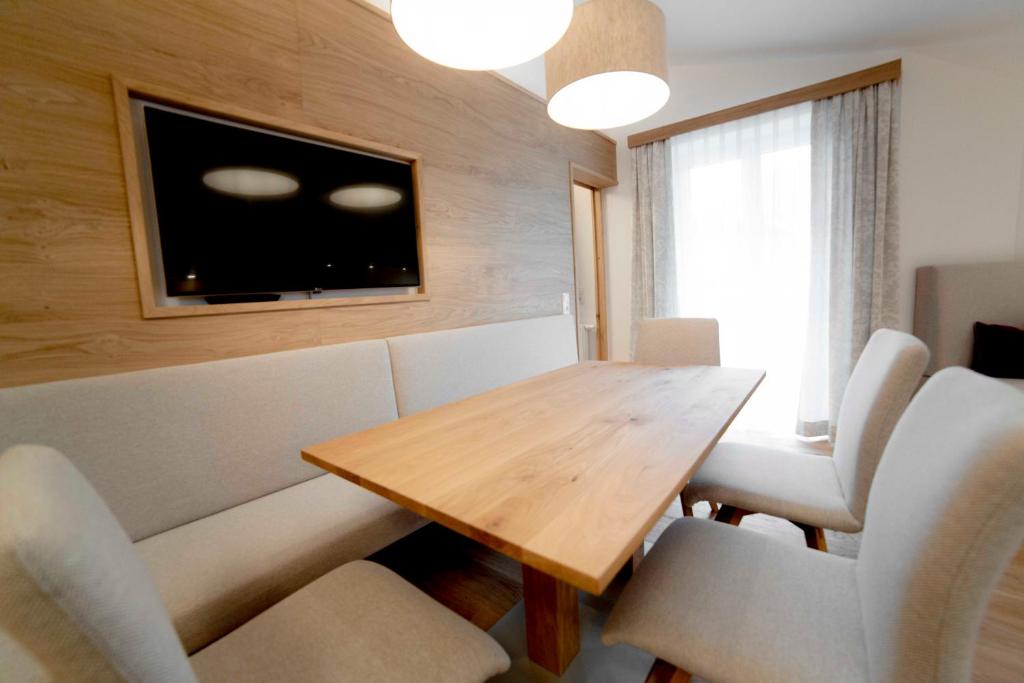 Televízia a/alebo spoločenská miestnosť v ubytovaní Aparthotel Steger Wagrain