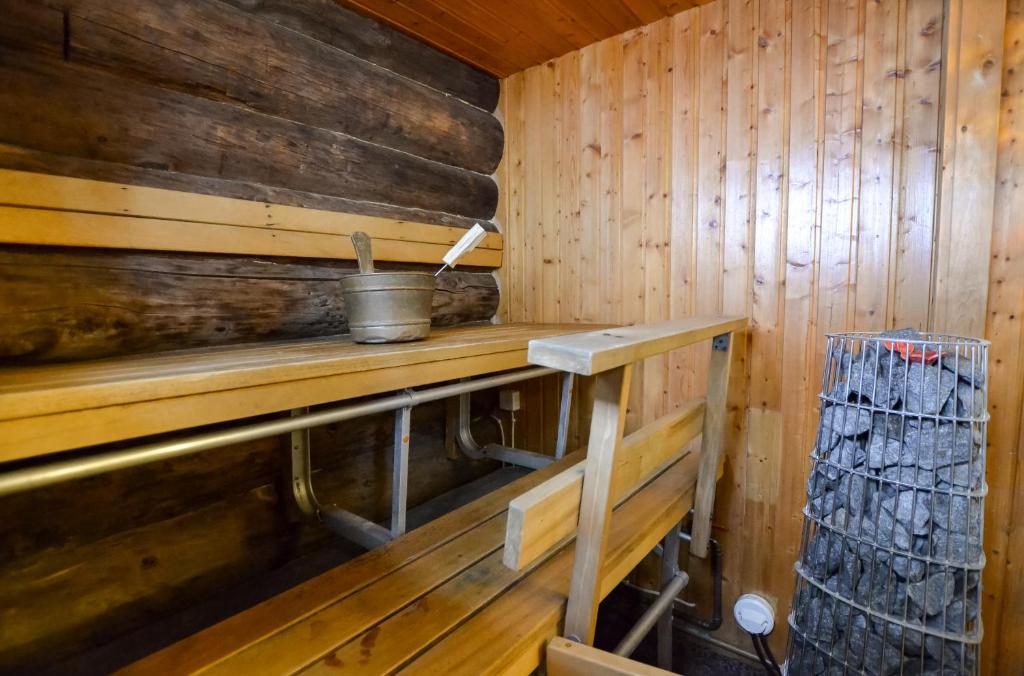 Palanda nebo palandy na pokoji v ubytování Ylläshilla Cottage