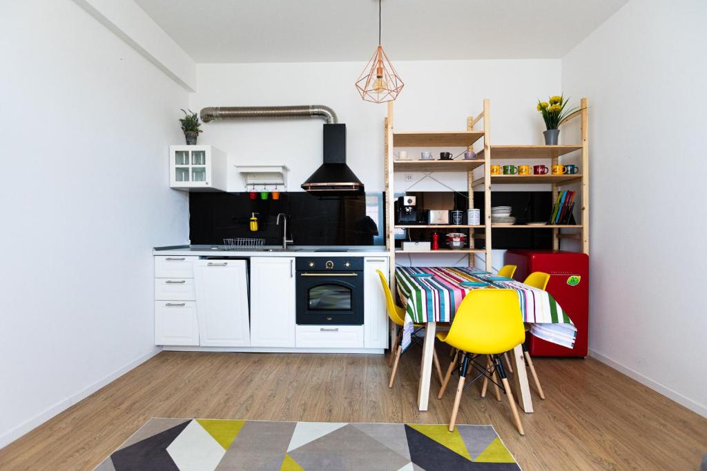Köök või kööginurk majutusasutuses Colorful & Cozy Condo