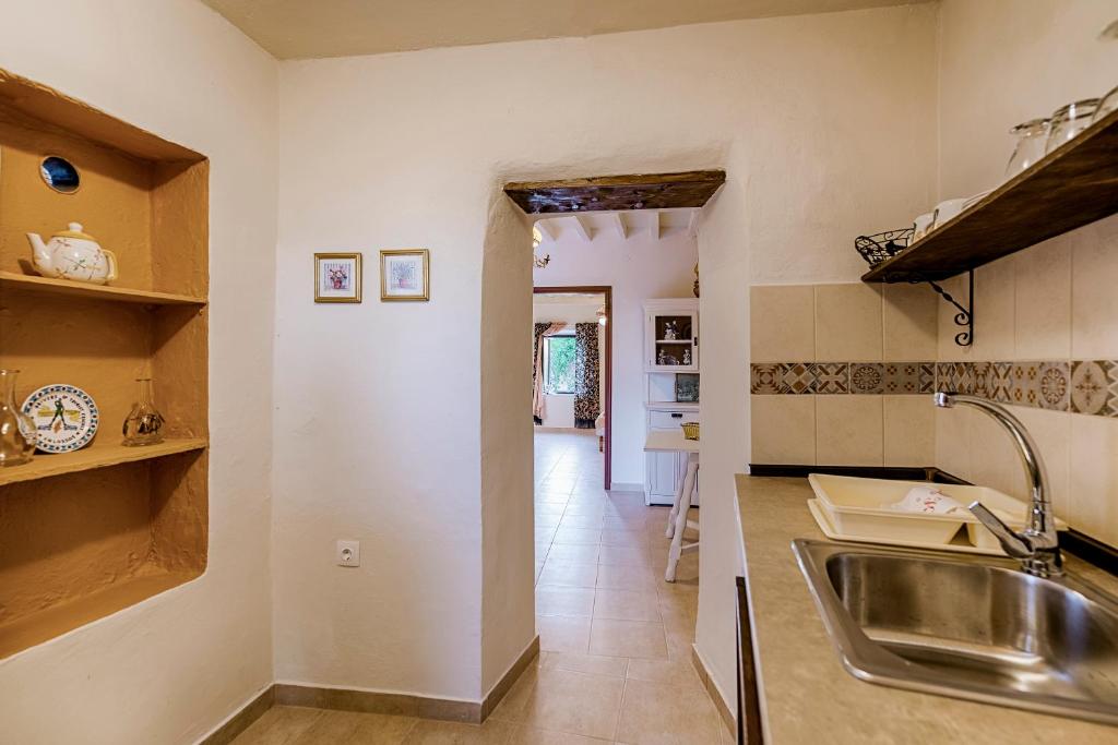 kuchnia ze zlewem i blatem w obiekcie Kristina´s Apartments w mieście Rodos