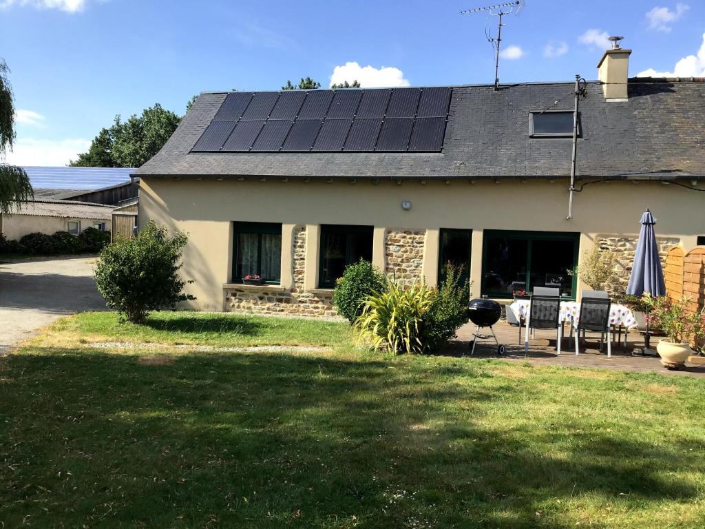 una casa con pannelli solari sul tetto di Les saules a Domalain
