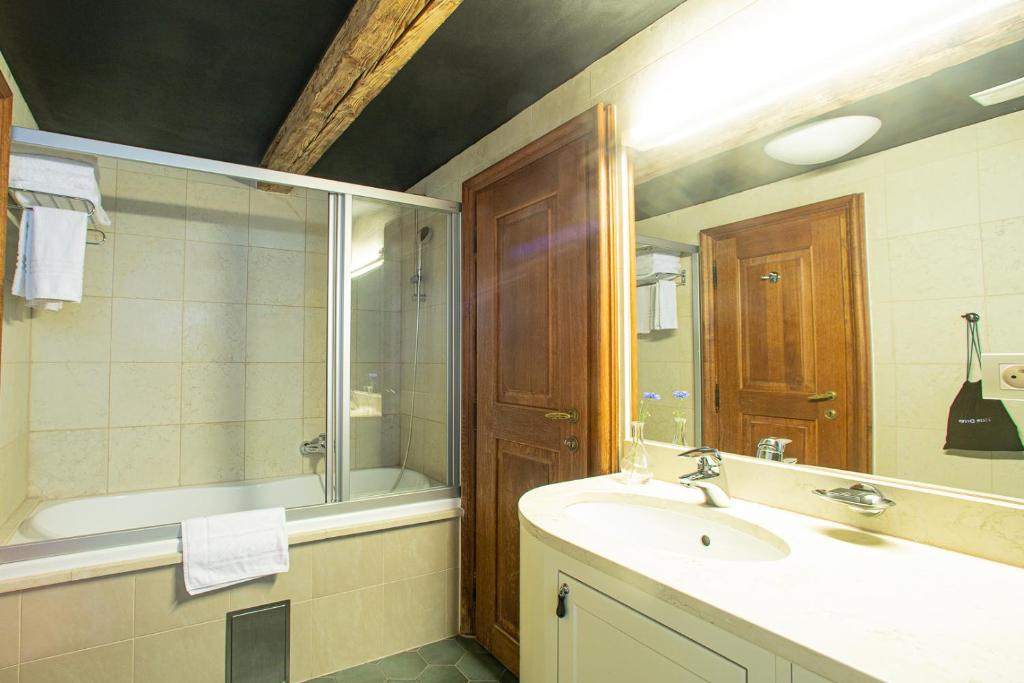 Miss Sophie's Charles Bridge - Resim 29