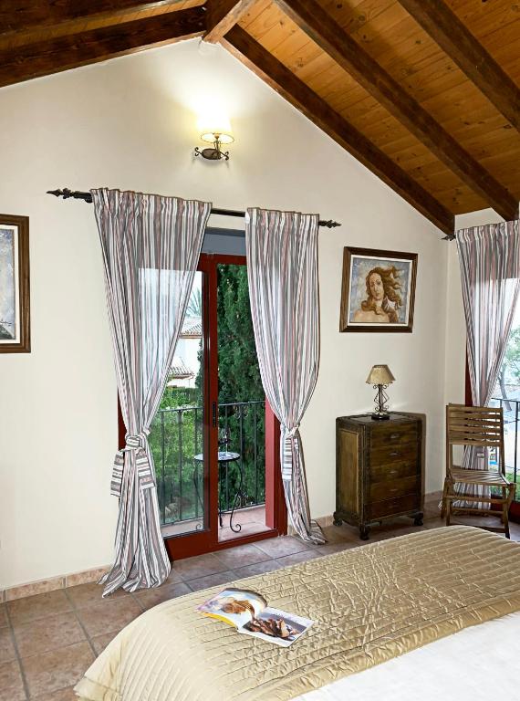 Postel nebo postele na pokoji v ubytování VILLA NABRISA MARBELLA, 5 BEDROOM, PRIVATE POOL, GARDEN, BBQ