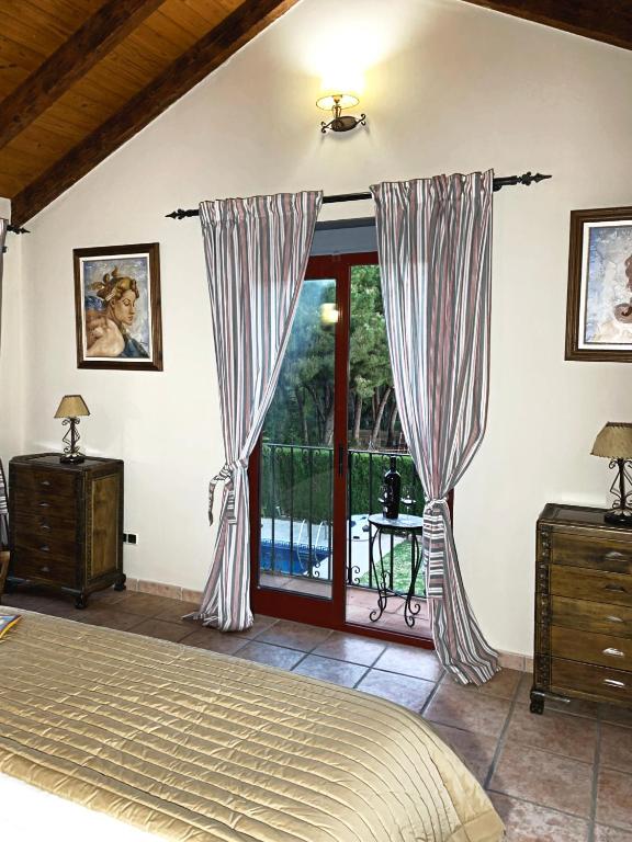 Postel nebo postele na pokoji v ubytování VILLA NABRISA MARBELLA, 5 BEDROOM, PRIVATE POOL, GARDEN, BBQ