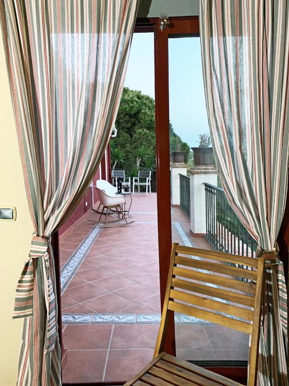 Balkón nebo terasa v ubytování VILLA NABRISA MARBELLA, 5 BEDROOM, PRIVATE POOL, GARDEN, BBQ