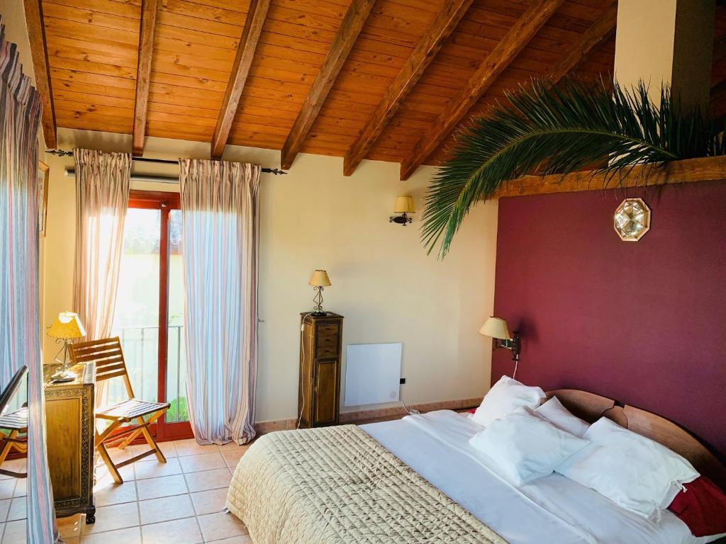Postel nebo postele na pokoji v ubytování VILLA NABRISA MARBELLA, 5 BEDROOM, PRIVATE POOL, GARDEN, BBQ