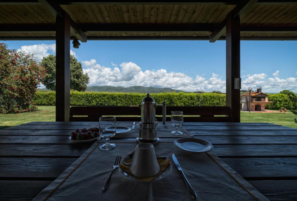 una mesa con copas de vino en una mesa con vistas en Agriturismo Lucerna del Lago Prile, en Castiglione della Pescaia