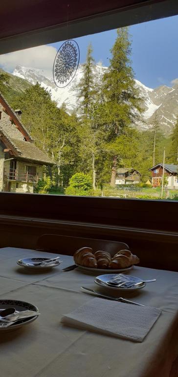 Nespecifikovaný výhled na hory nebo výhled na hory při pohledu z hotelu