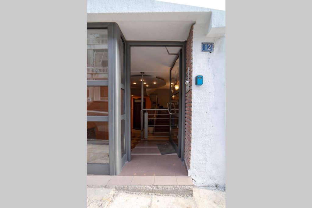 Fotografia z galérie ubytovania Brand New Aprt with backyard in Lycabettus Hill ! v Aténach