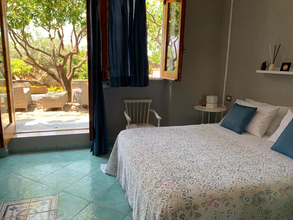 1 dormitorio con cama y vistas al patio en B&B Blanda, en Maratea