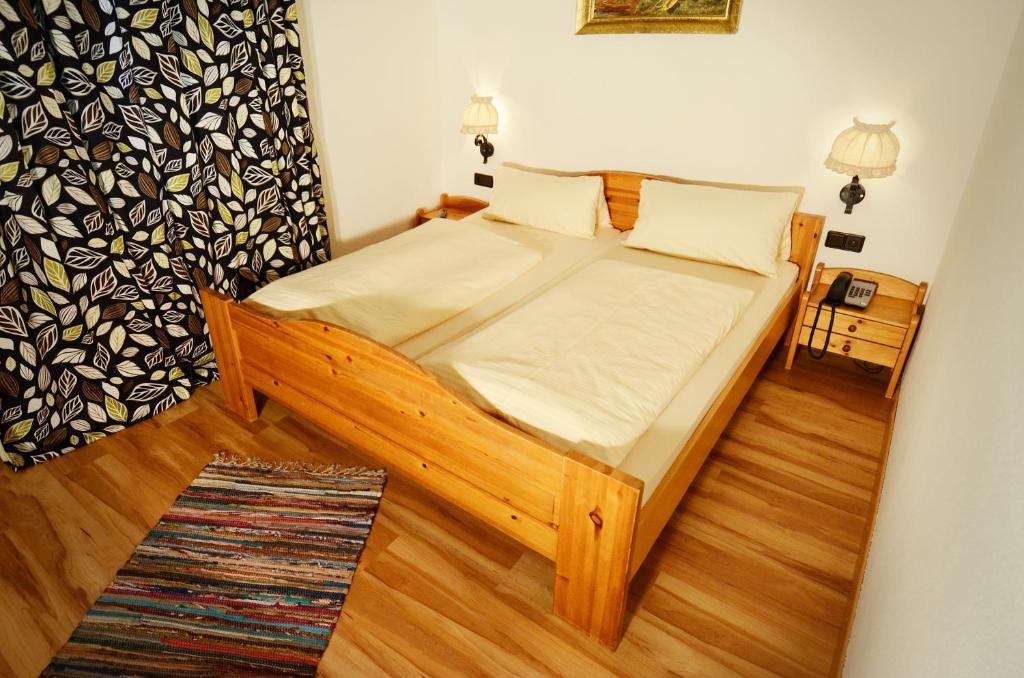 Postel nebo postele na pokoji v ubytování Tutzinger Hof
