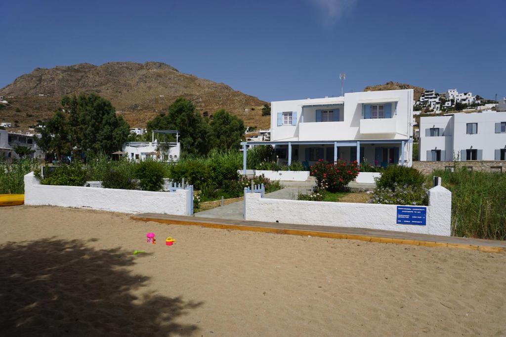 uma casa situada no topo de uma praia de areia em Galazio Seaside Apartments em Livadakia